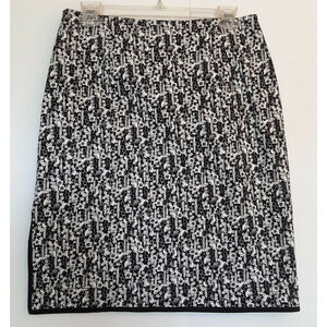 Studio M Women's Skirt Sz M Black & White Print Side Slit Knee Length